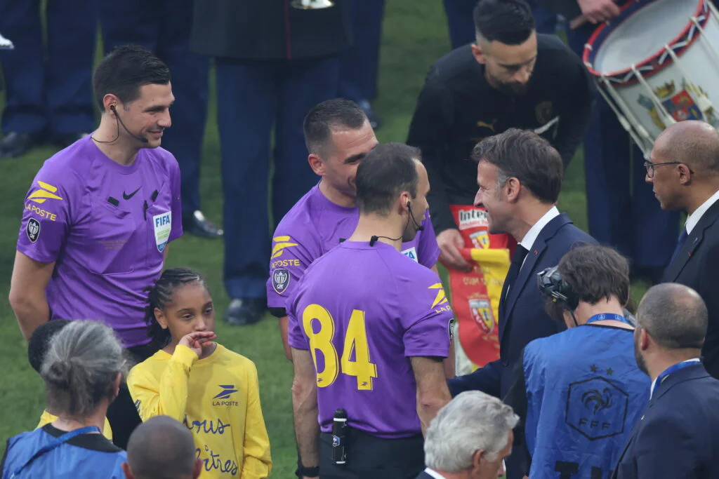 Coupe de France : pourquoi l’arbitre de la finale Lens – Nice arbore un étonnant numéro 84?