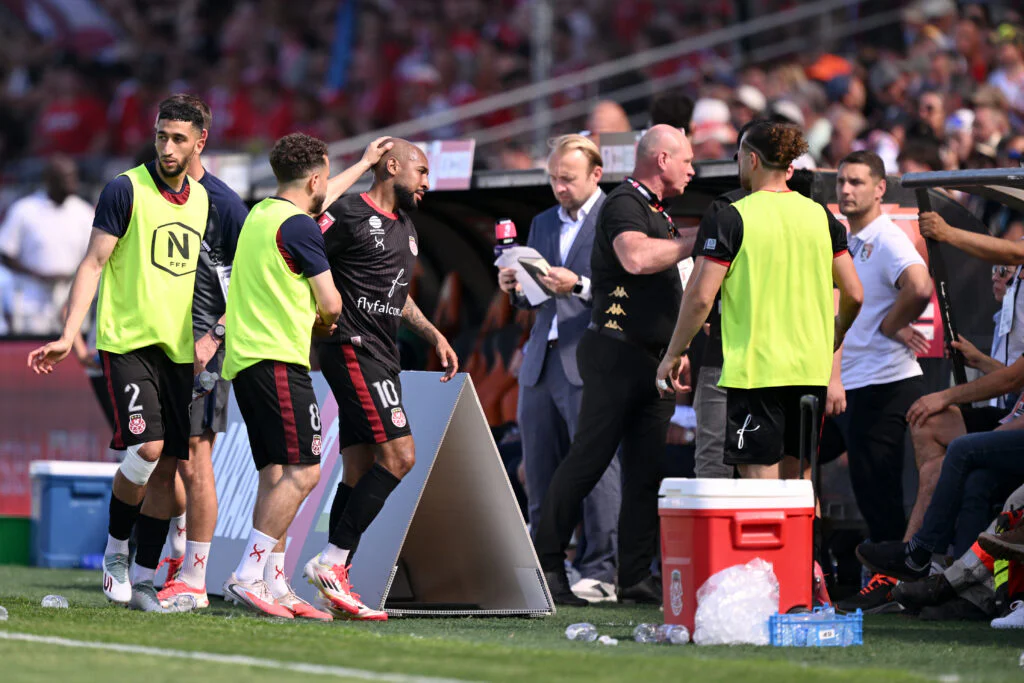 Barrages Ligue 2 : la semelle de Rocha sur Montet en vidéo, le carton rouge qui a fait basculer Laval – Rouen