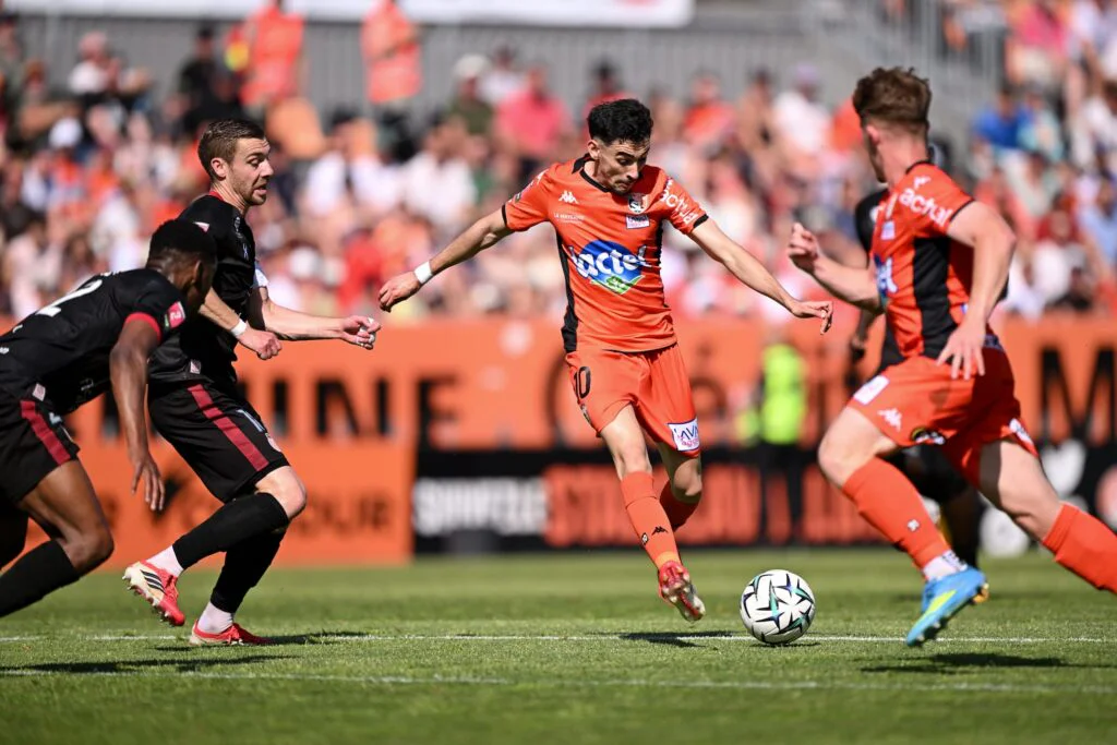 Barrages Ligue 2 : Laval se maintient dans la douleur face à un Rouen héroïque malgré son rouge