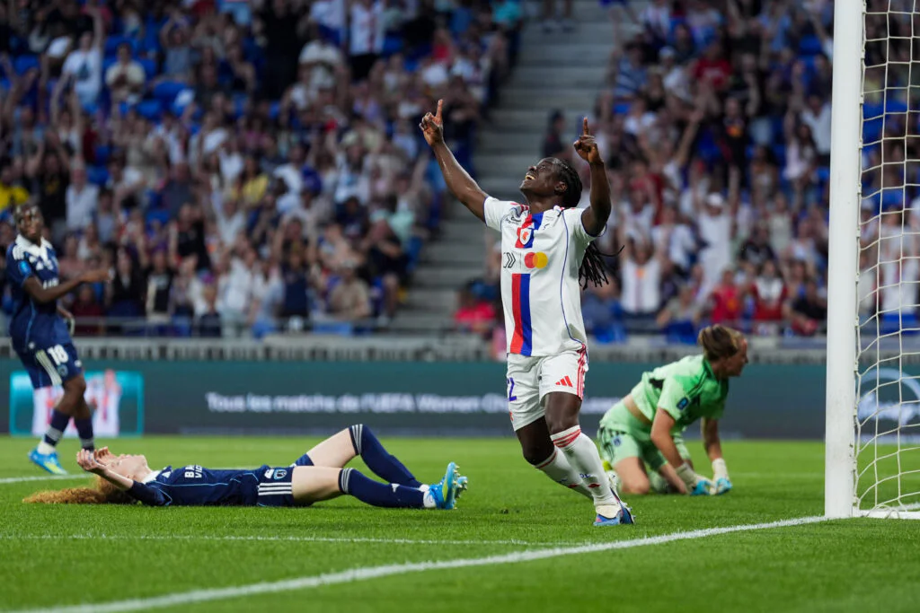 Football féminin : l’OL Lyonnes écrase le Paris FC et décroche un 19e titre de championnes de France
