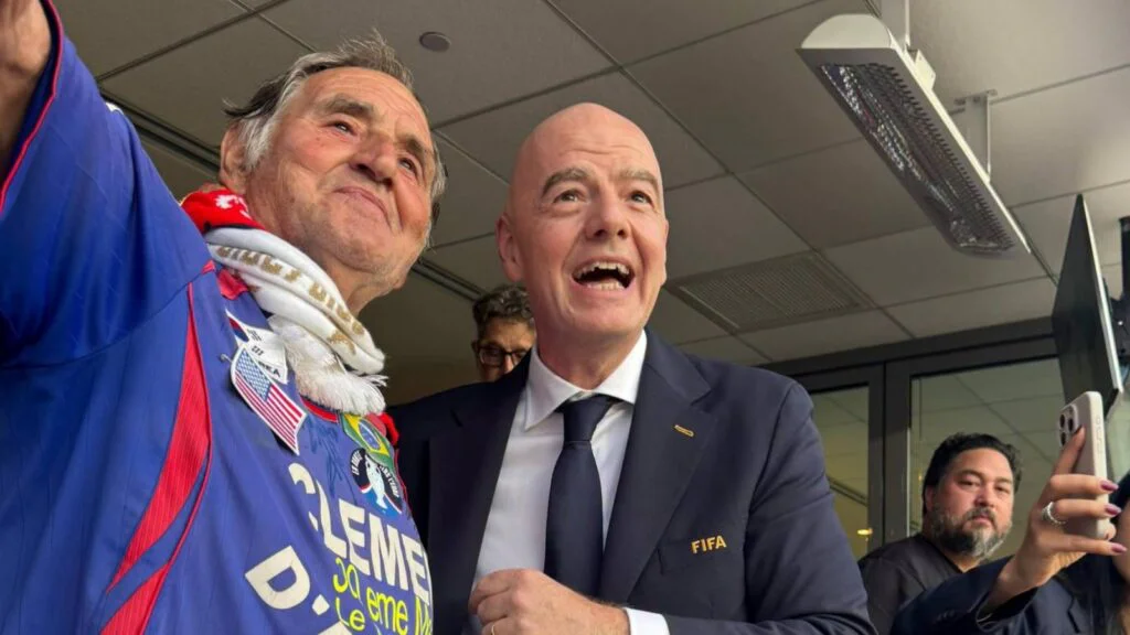 À 78 ans, Clément d’Antibes vit la soirée de sa vie : la FIFA l’invite dans la loge d’Infantino pour France-Irak