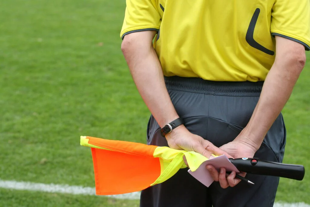 Foot amateur : une finale de jeunes dans l’Oise dégénère en bagarre générale, 6 cartons rouges et la police.