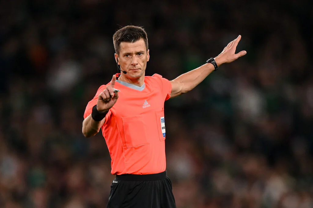 Après Frappart, un autre grand arbitre de Ligue 1 raccroche : Benoît Bastien tire sa révérence