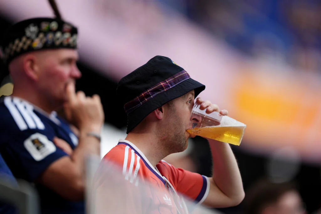Interdit aux supporters, autorisé en loges VIP : la règle absurde qui pourrait sauter