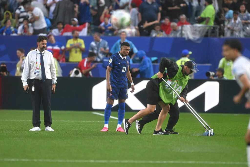 Pourquoi Mbappé s’est agacé contre les jardiniers du stade pendant France-Irak