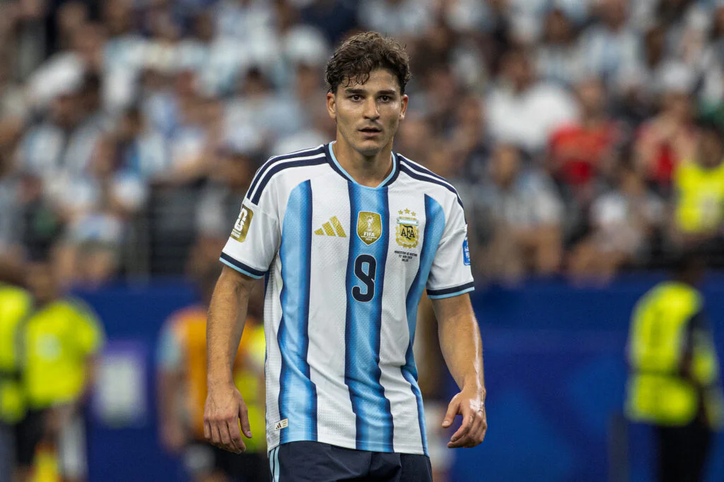 « Un club malhonnête », l’Atlético Madrid annonce porter plainte contre le Barça dans le dossier Julian Alvarez