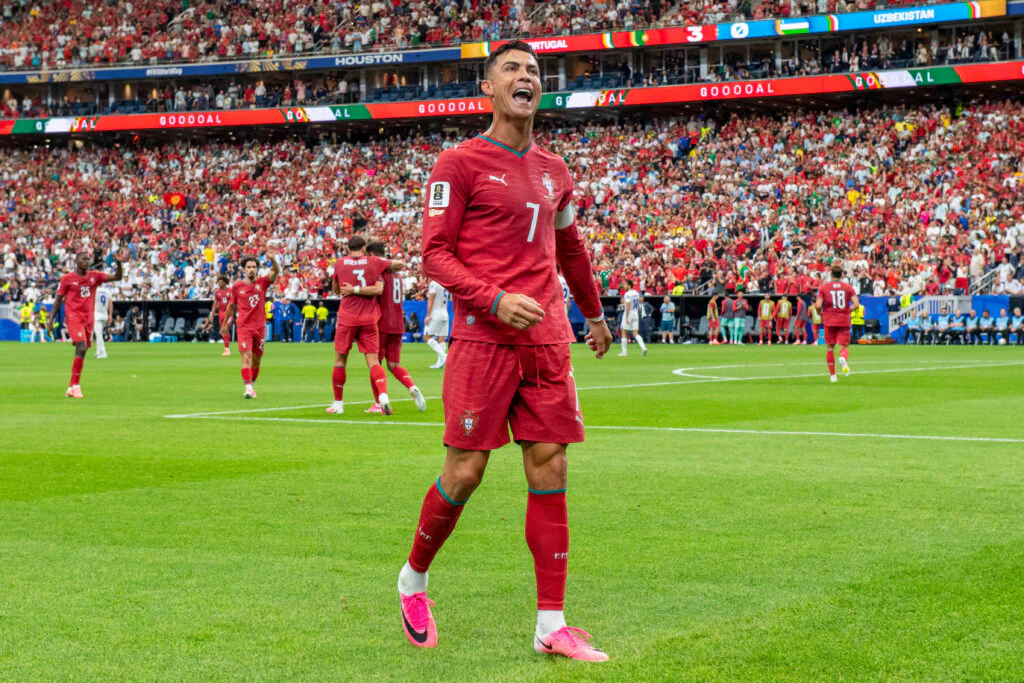 Critiqué, Ronaldo écrase tout le monde : doublé, deux records et un Portugal lancé