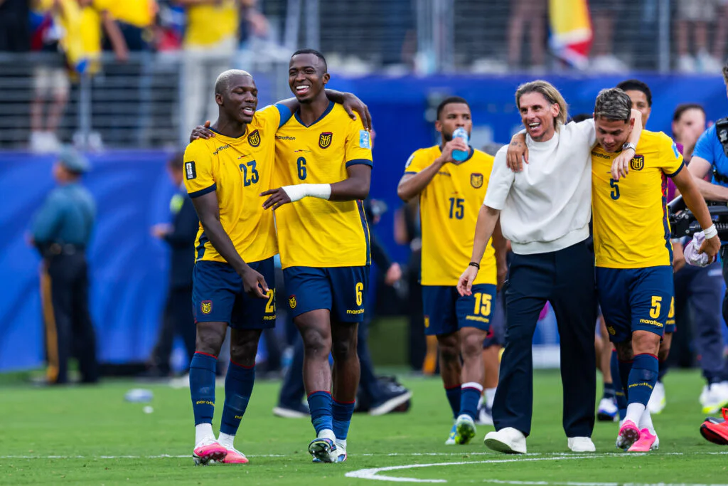 « Ce n’est pas que du football » : la célébration folle du coach de l’Équateur qui a ému le Mondial