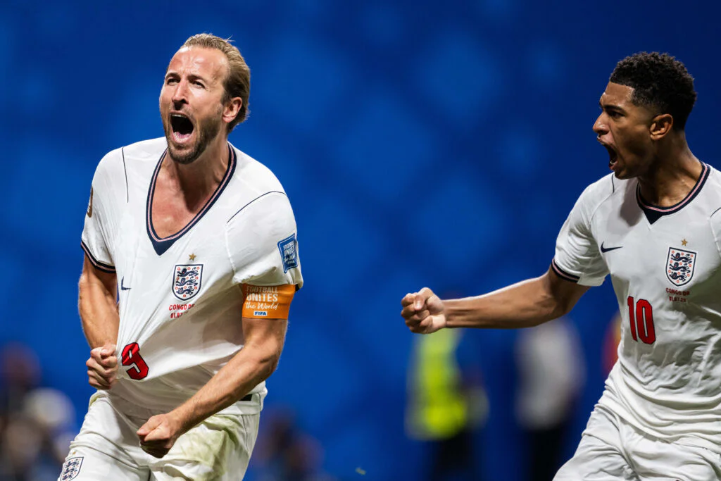 L’Angleterre frôle la catastrophe avant d’être sauvée par un doublé de Kane