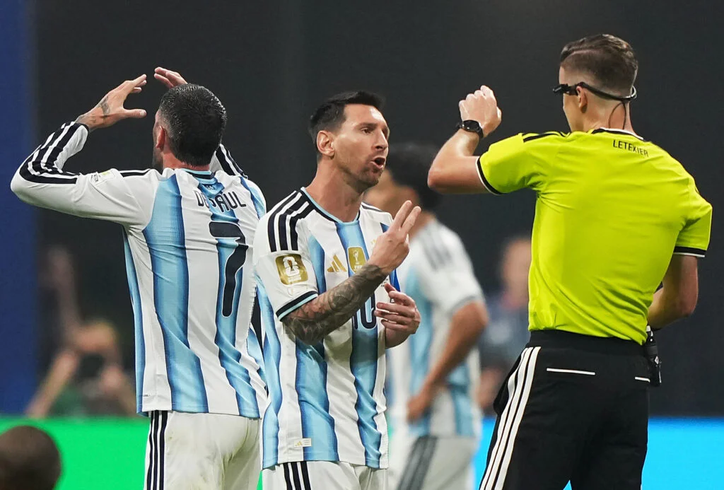 « Deux sortes d’arbitrage » : l’Argentine est-elle vraiment favorisée depuis le début du Mondial ?