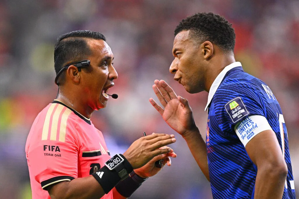 L’arbitre de France-Espagne, Ivan Barton au centre de toutes les colères sur les réseaux