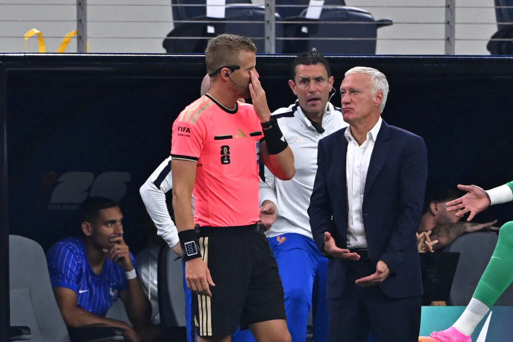 « Est-ce que l’arbitre a le niveau ? » : la question que Deschamps a posée sans y répondre