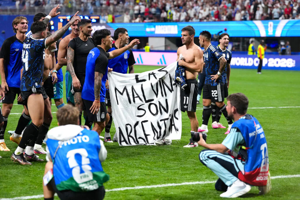 L’Argentine sanctionnée par la FIFA après une banderole polémique sur les Malouines face à l’Angleterre ?
