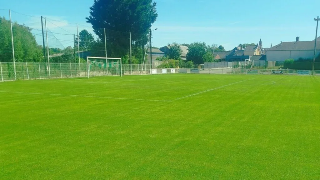Une rivière, des bénévoles : ces clubs qui ont sauvé leur pelouse