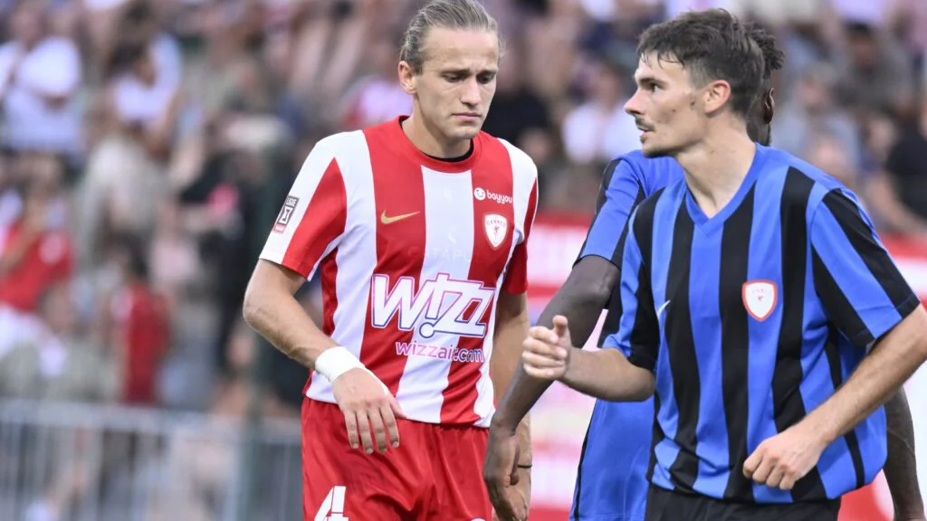 Pourquoi les joueurs de Fleury portaient le logo de Cannes lors du choc de Ligue 3 ?