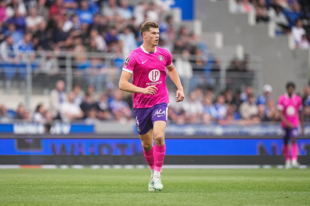 Mercato : Le Stade Rennais et Toulouse tombent d’accord pour Charlie Cresswell