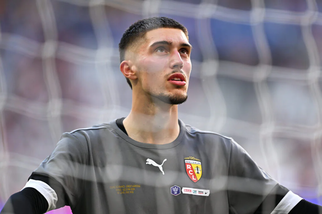RC Lens : Robin Risser a snobé le PSG, qui s’est rabattu sur Zion Suzuki