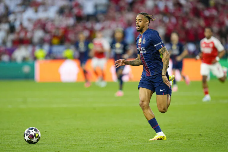 Mercato PSG : Le torchon brûle entre Paris et Liverpool pour Bradley Barcola