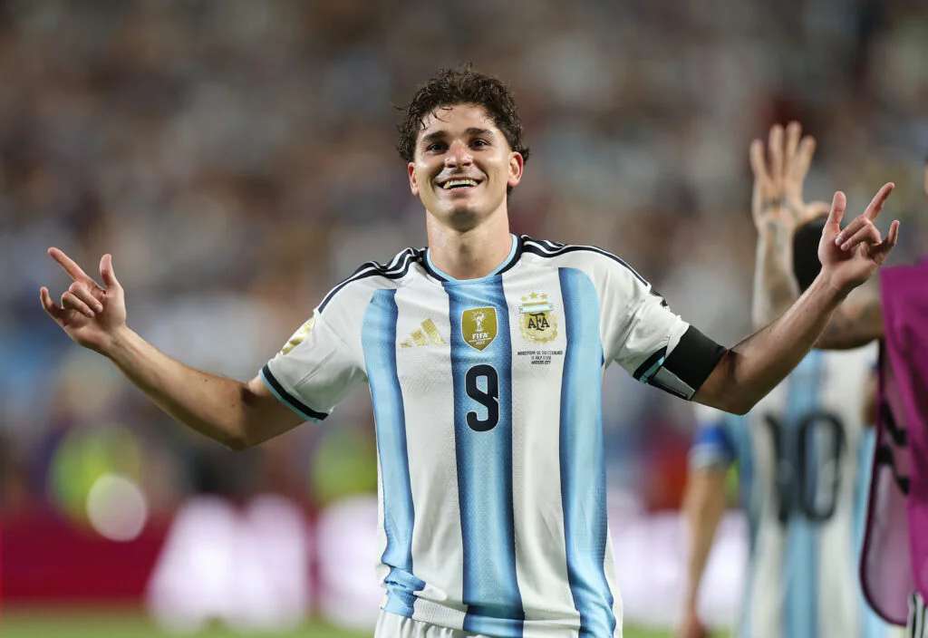 Mercato : Julian Alvarez n’est plus le seul buteur argentin ciblé par le FC Barcelone