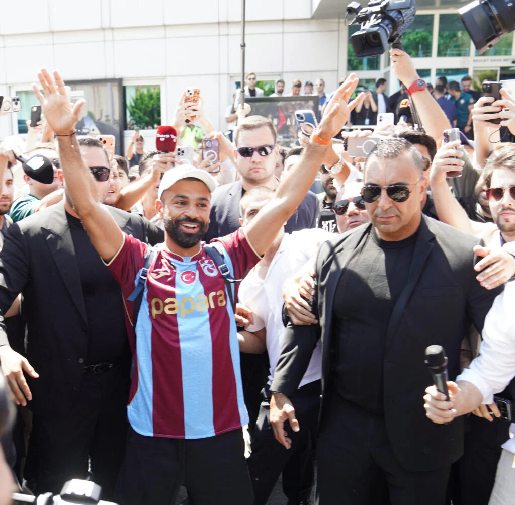 Fumigènes, feux d’artifice, foule en délire : l’accueil hors norme de Salah à Trabzonspor