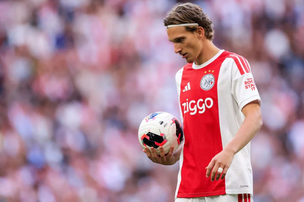 « En principe, Mika ne fera plus partie du groupe pour le match de dimanche contre Heerenveen », l’agent de Mika Godts tease son arrivé au PSG