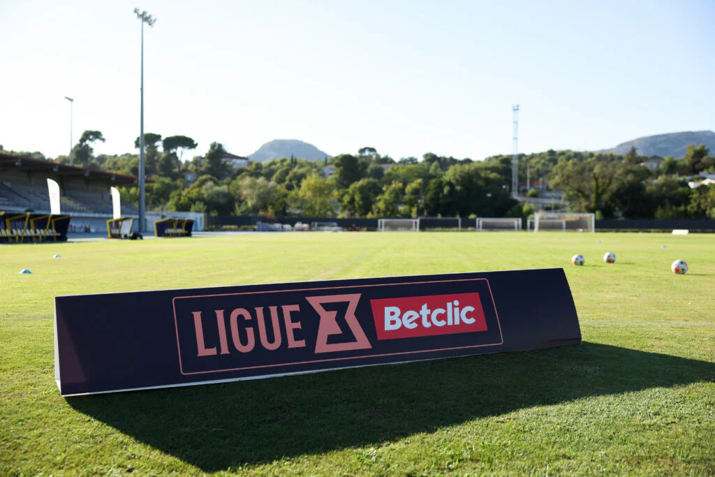 Une première historique : l’arbitrage vidéo de la Ligue 3 inauguré par un carton rouge à Aubagne