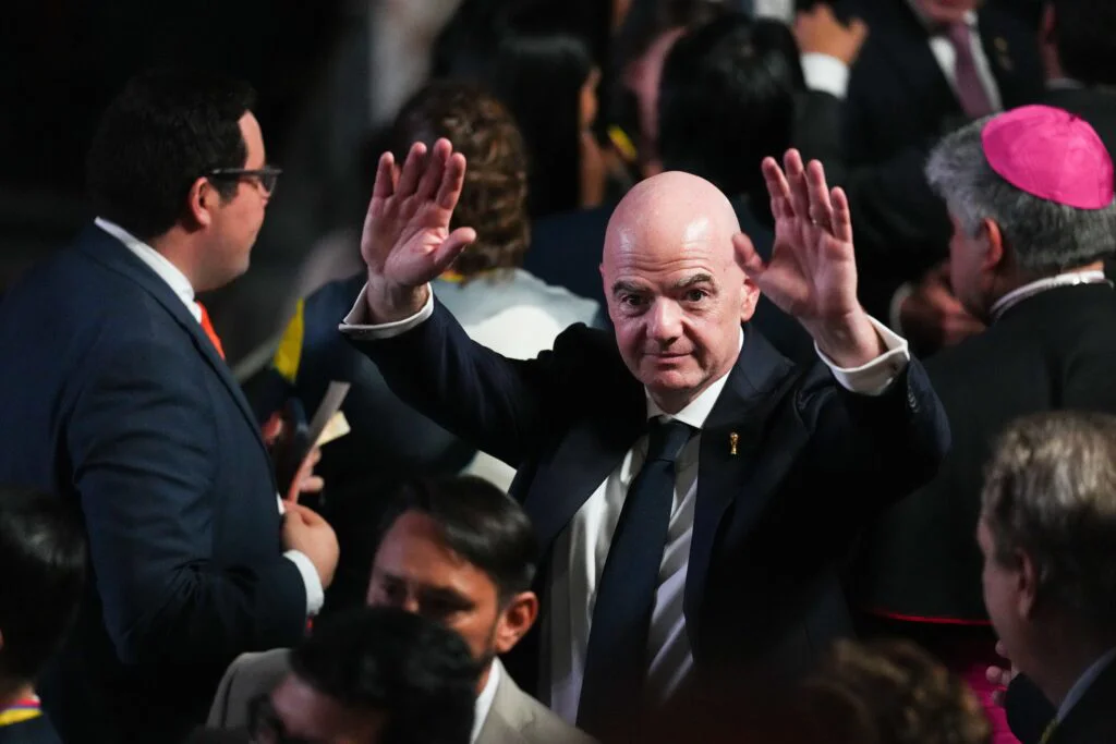 Une liaison supposée avec une employée de l’UEFA rattrape Infantino
