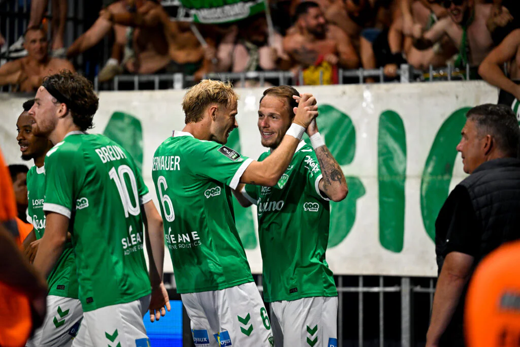 Ligue 2 : Saint-Etienne étrille Sochaux, Nantes perd à domicile face au Red Star… Les résultats de la 1ère jounée