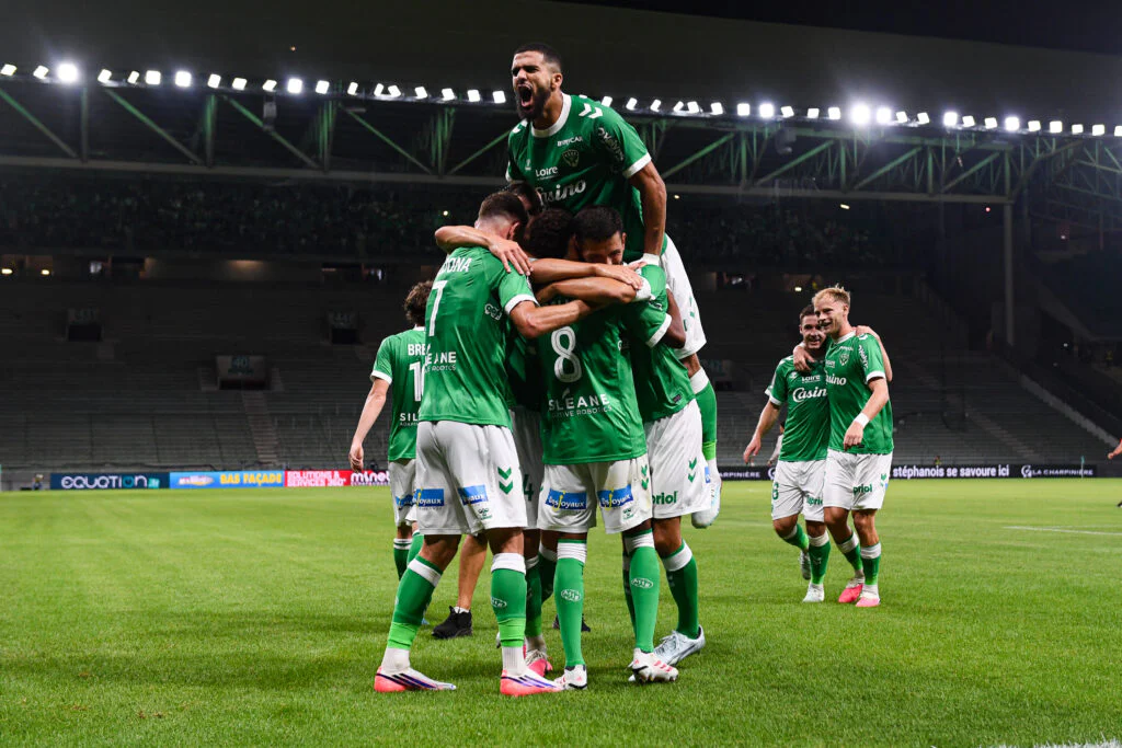 Ligue 2 : Saint-Étienne fait le show, Reims-Dunkerque tourne à la folie, LAval enfonce Nantes… le récap d’un multiplex fou