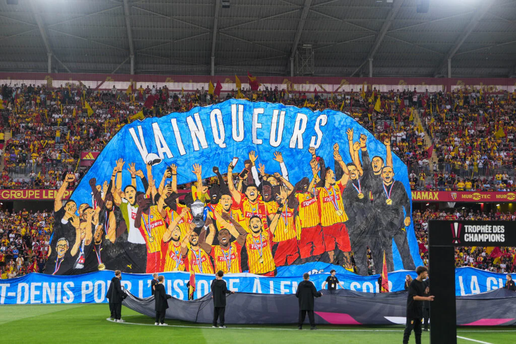 Le tifo grandiose des supporters lensois enflamme Bollaert avant le Trophée des Champions