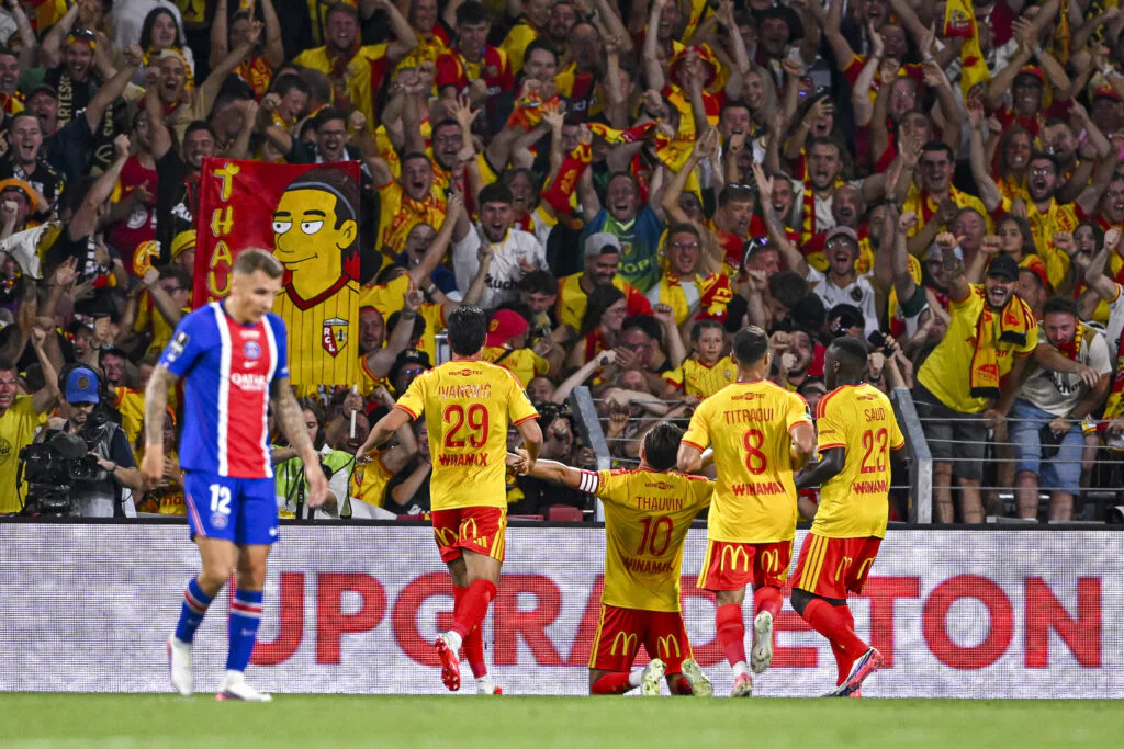 Lens surprend le PSG mais joue à dix : Le but et le rouge en vidéo