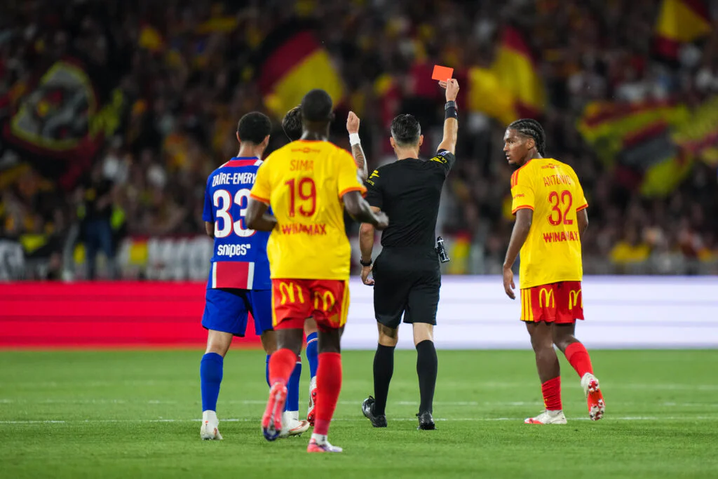 Trois matchs pour Nuno Mendes : de lourdes sanctions tombent après le Trophée des Champions