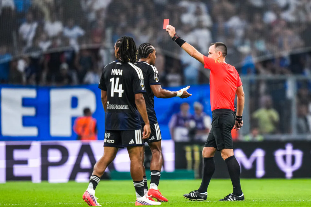 Samir El Mourabet expulsé après un coup de pied sur Pierre-Emile Hojbjerg, Amine Gouri s’offre un doublé, la soirée vire au cauchemar pour Strasbourg