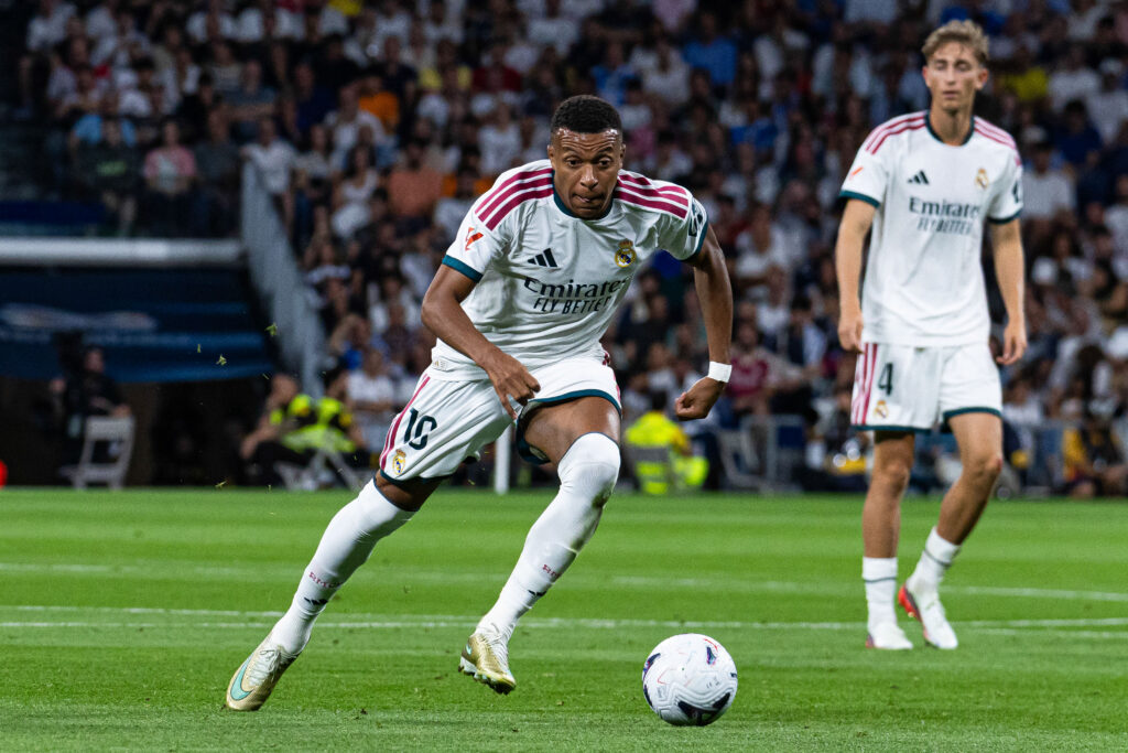 Mbappé inscrit un triplé et offre à Mourinho un retour triomphal