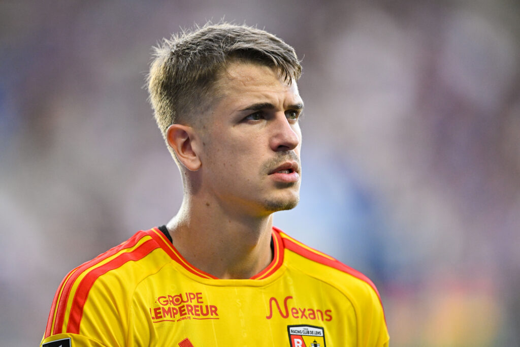 RC Lens : Maik Nawrocki victime d’une rupture des ligaments croisés, un nouveau coup dur en défense pour les Sang-et-Or
