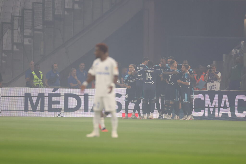 Vingt secondes pour le Paris FC, six minutes pour l’OM : le Vélodrome est passé par tous les états