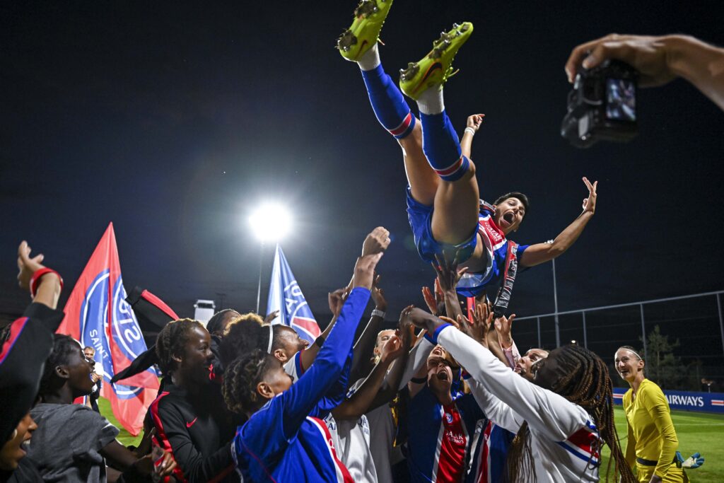 Portée en triomphe par ses coéquipières, Élisa De Almeida quitte le PSG pour Arsenal