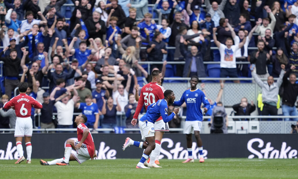Manchester United a mené deux fois, Maitland-Niles a égalisé à la 96e pour Everton