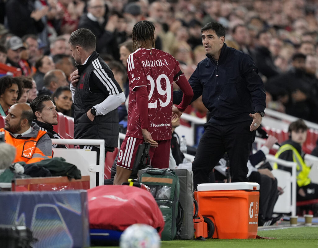Liverpool : Iraola assume sa gestion de Barcola