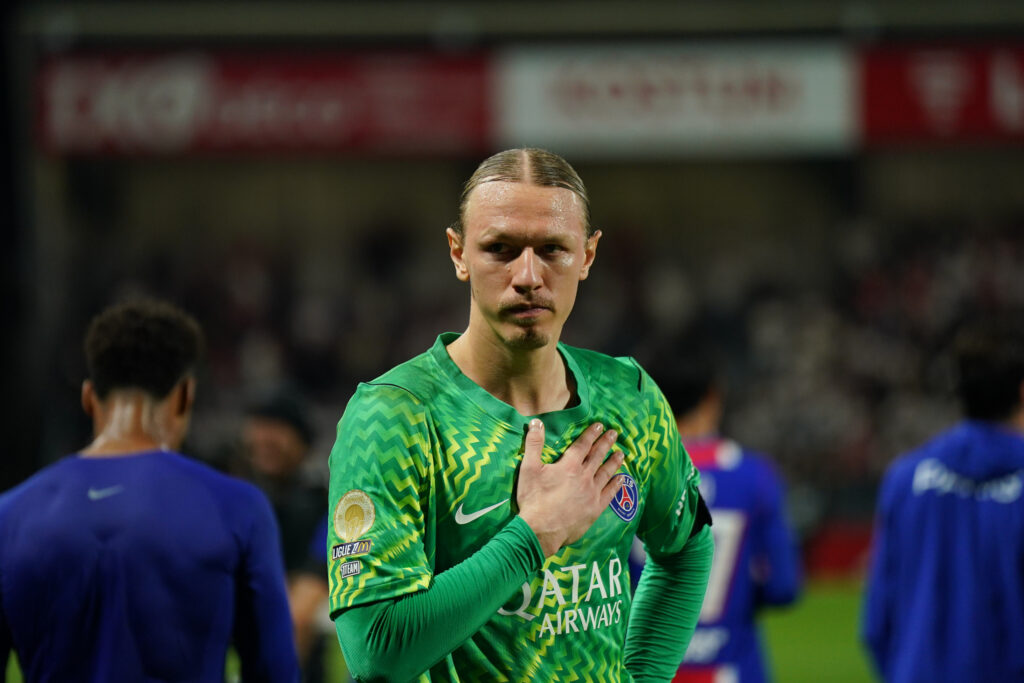 « Je joue tous les matchs » : Safonov a pris le pouvoir au PSG