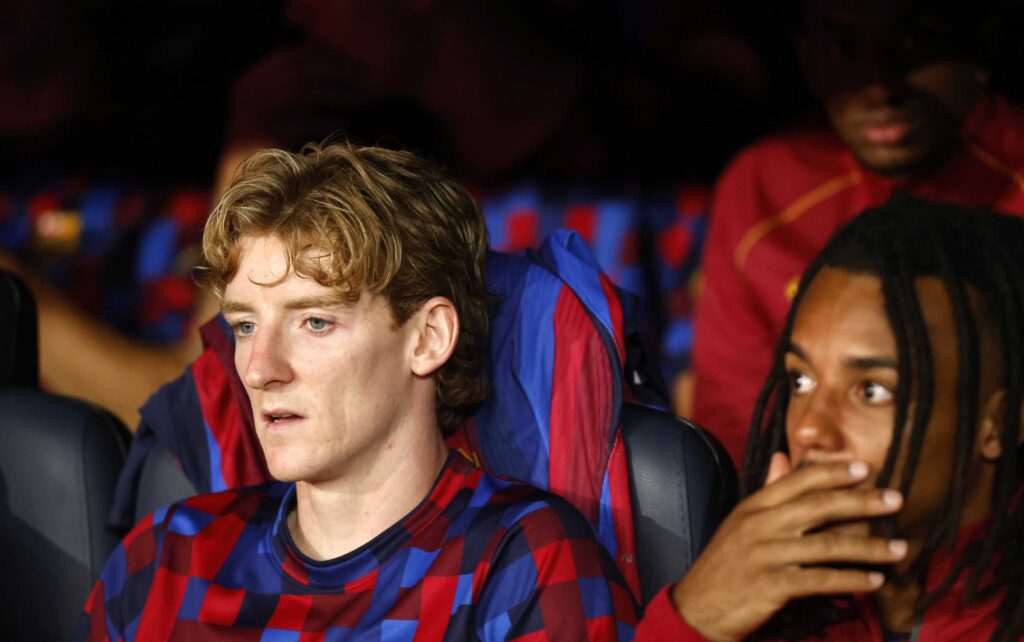 FC Barcelone : « J’ai l’impression d’avoir une âme très vieille », la sortie étonnante d’Anthony Gordon, fan de lecture
