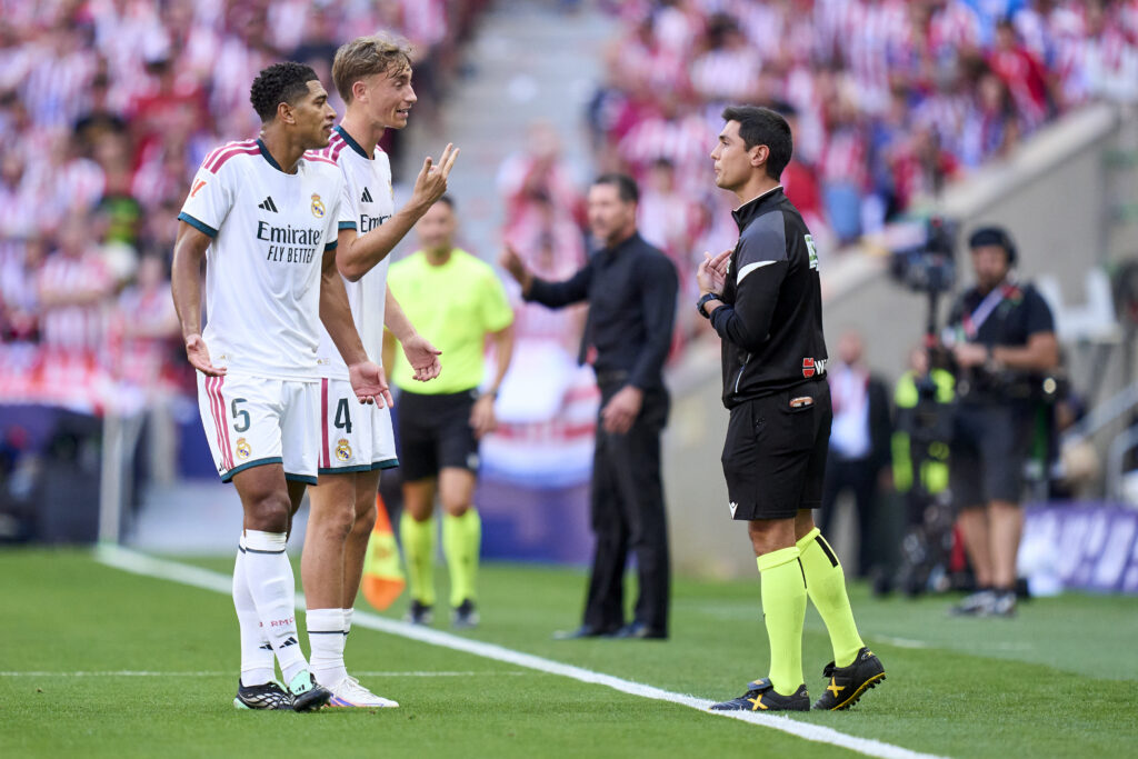 Real Madrid : Dean Huijsen expulsé, Alex Grimaldo ouvre le score sur penalty pour l’Atlético, Jonathan David double la marque quelques minutes plus tard