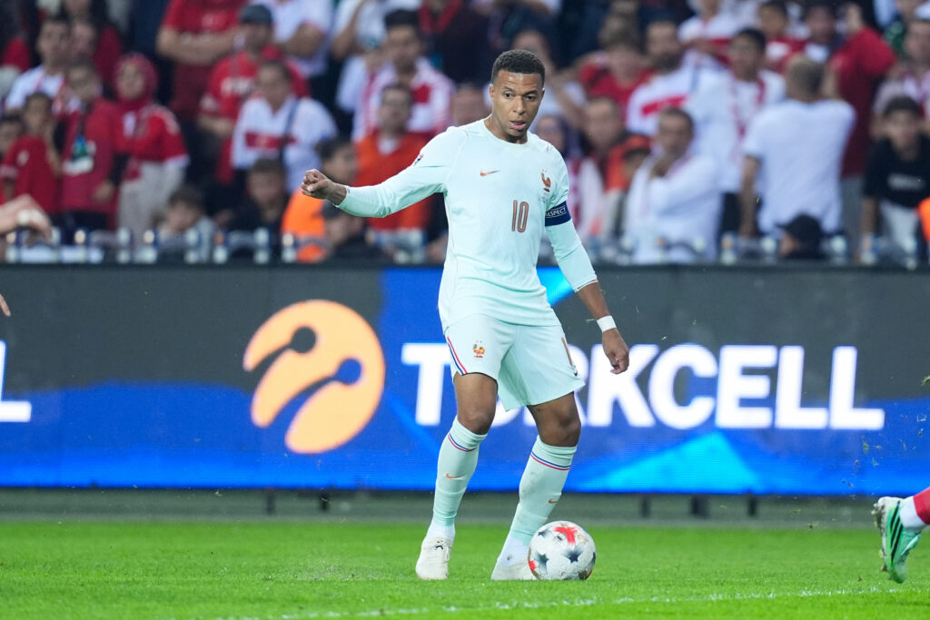 Vidéo – Frayeur pour Mbappé qui se blesse au genou sur son but