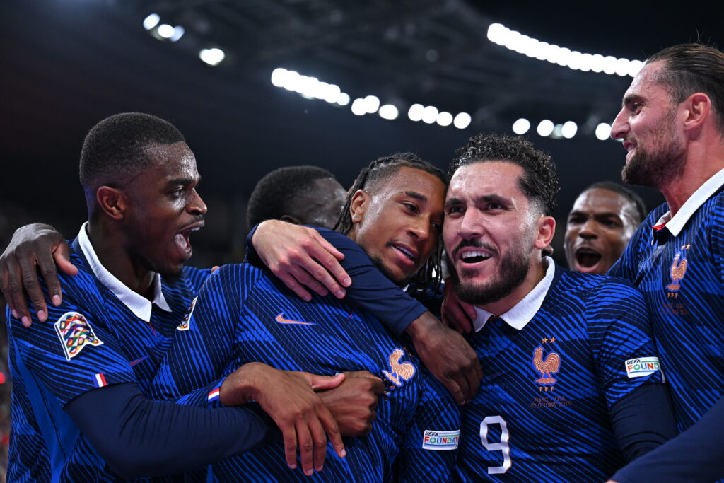 Vidéo : le coup franc magique d’Olise qui délivre la France face à l’Italie