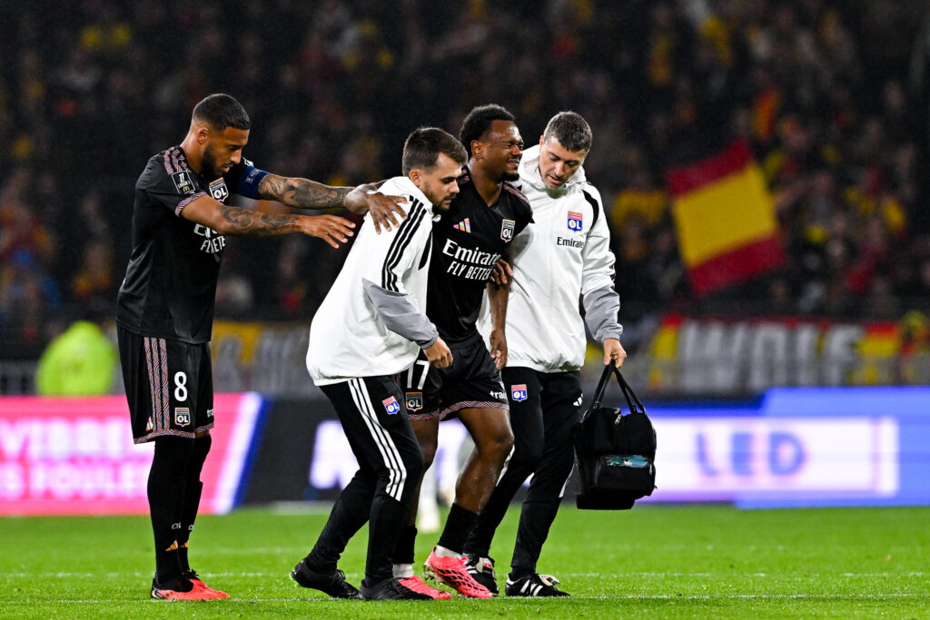 OL : Coup dur pour Lyon, Lois Openda a quitté le stade Bollaert en béquilles