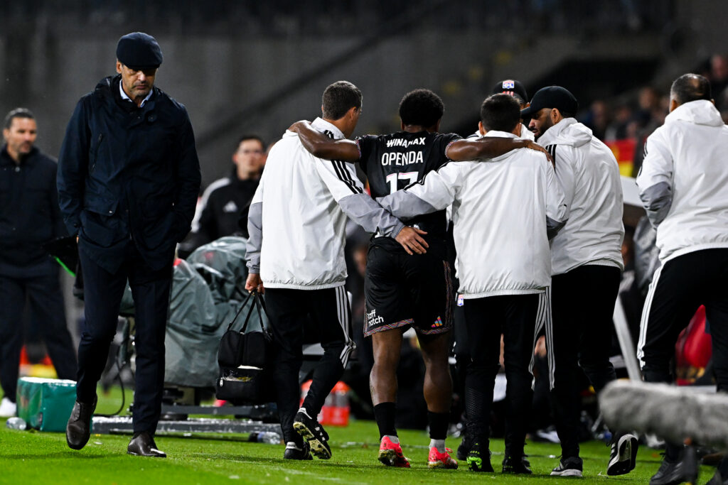Lille et Lyon s’en prennent à l’arbitrage après les graves blessures de Tiago Santos et Loïs Openda