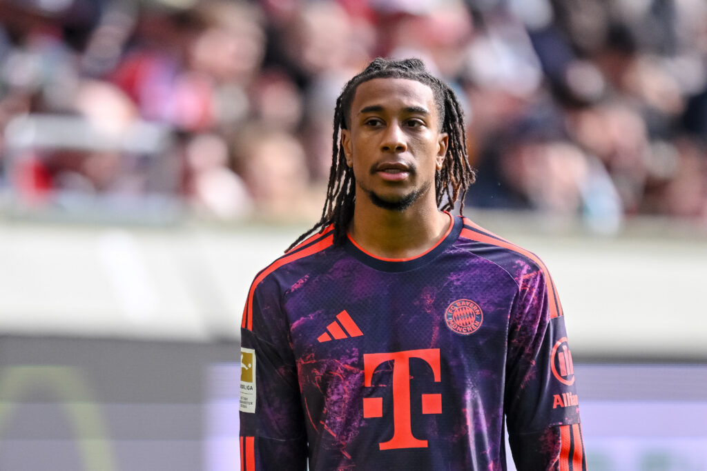 Vidéo : le coup de sang d’Olise, expulsé pour un ballon lancé au visage d’un adversaire, et le Bayern rejoint à la 90e