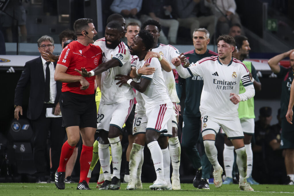 Real Madrid-Villarreal (1-0) : Vinicius expulsé pour avoir tiré les cheveux d’un adversaire, le premier but de Diomandé sauve Mourinho