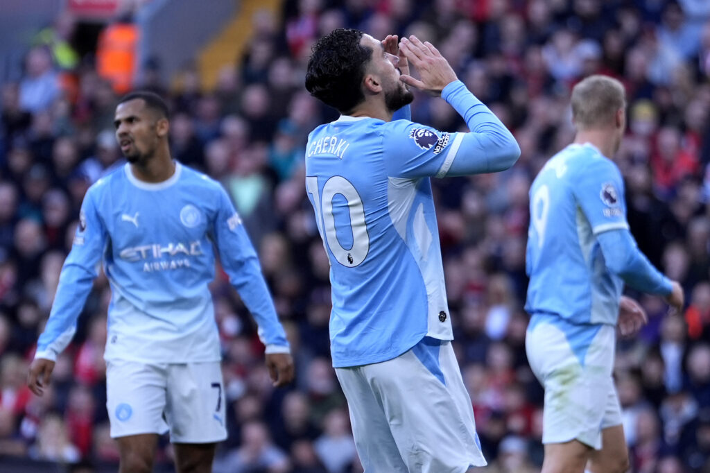 Manchester City : une feinte, une talonnade et un crochet, le but plein de classe de Rayan Cherki à Anfield en vidéo