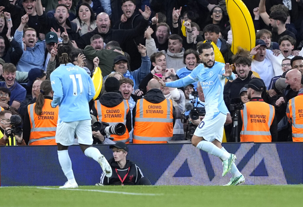 Liverpool-Manchester City (0-3) : Gravenberch expulsé, City punit les Reds en treize minutes et Cherki régale à Anfield